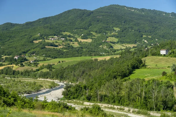 De weg naar Prato Barbieri, landschap van Appennino — Stockfoto