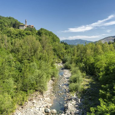 Brattello geçidi boyunca dağ manzarası