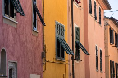 Castelnuovo Magra, Liguria renkli binalar