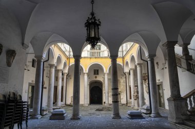 Sarzana: tarihi saray sarayı
