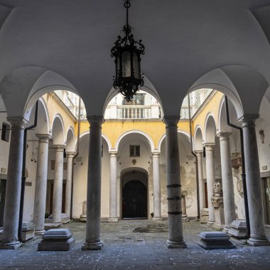 Sarzana: tarihi saray sarayı