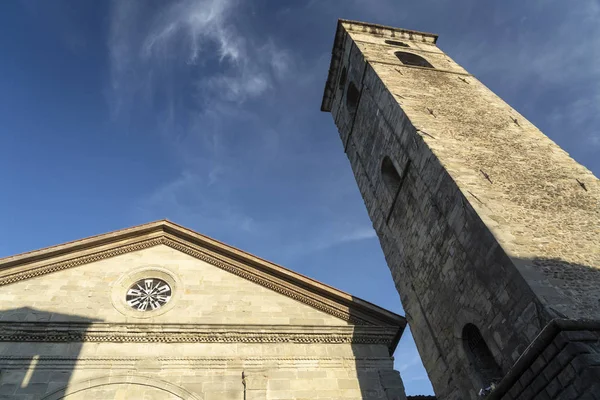 Castelnuovo di Garfagnana, Itália, igreja histórica — Fotografia de Stock