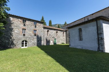 Diecimo, Lucca'daki Ortaçağ kilisesi