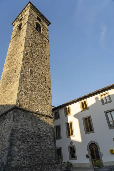 Castelnuovo di Garfagnana, Itálie, historické město — Stock fotografie
