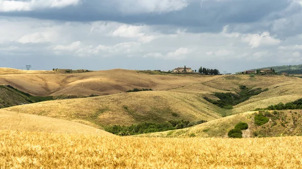 Paesaggio estivo in Toscana vicino Volterra — Foto Stock