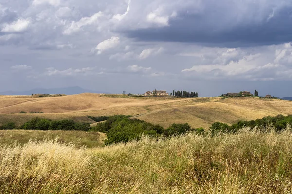 Paisaje de verano en Toscana cerca de Volterra —  Fotos de Stock