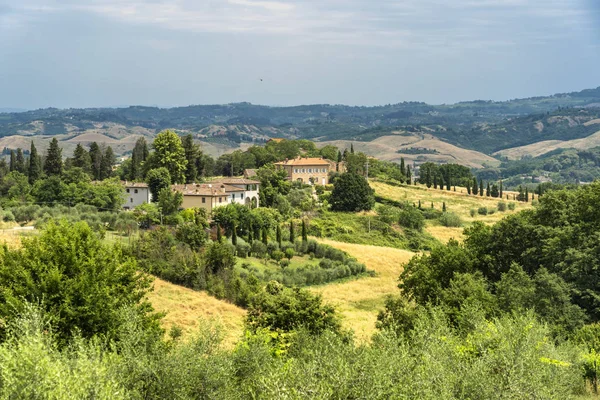 Sommerlandschaft in der Toskana in der Nähe von Certaldo — Stockfoto