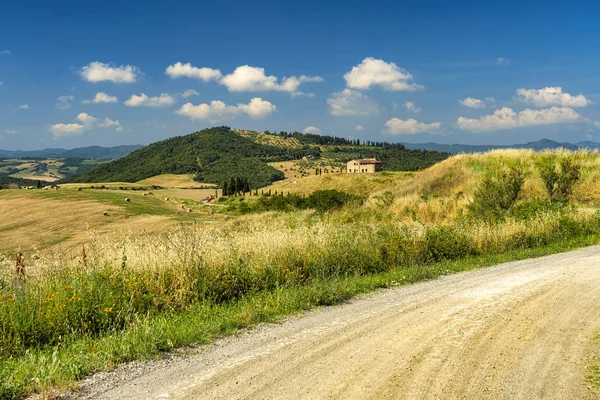 Paisagem rural no verão perto de Volterra, Toscana — Fotografia de Stock