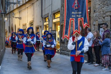 Volterra, Toskana'da ortaçağ alayı