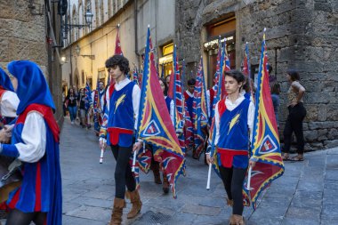 Volterra, Toskana'da ortaçağ alayı