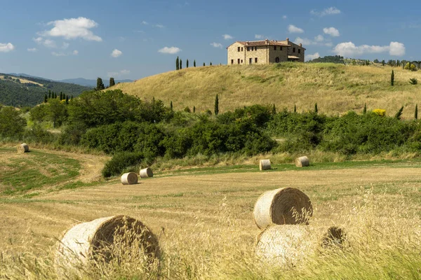 Landsbygdens landskap på sommaren nära Volterra, Toscana — Stockfoto