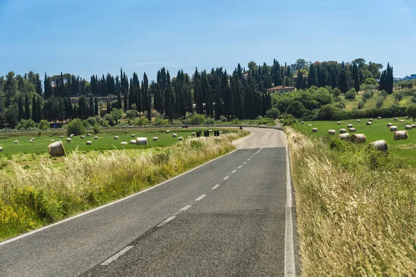 The road to Massa Marittima, Tuscany — Stock Photo, Image