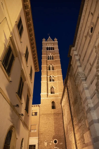Grosseto, die Kathedrale bei Nacht — Stockfoto