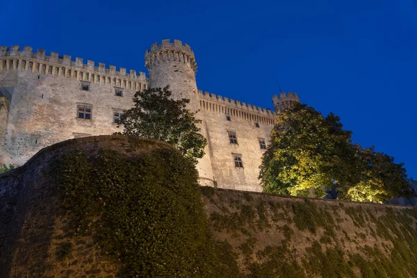 Bracciano, Roma: het middeleeuwse kasteel 's nachts — Stockfoto
