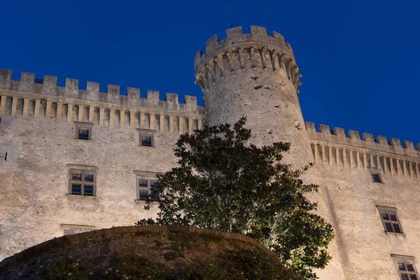 Bracciano, Roma: středověký hrad v noci — Stock fotografie