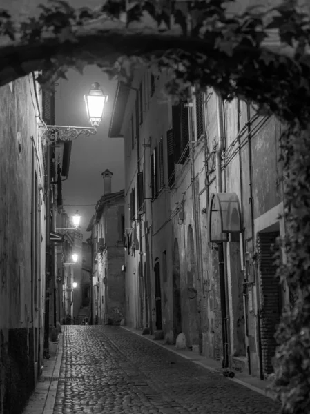 Monterotondo, Rom: staden på natten — Stockfoto