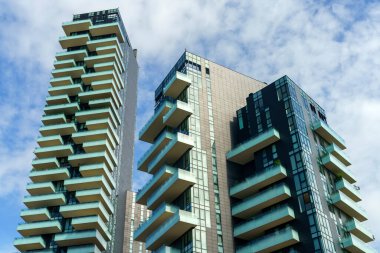 Milan, Lombardy, İtalya: Alvar Aalto Meydanı 'ndaki modern binalar. Torre Solaria, İtalya 'nın en yüksek yerleşim yeri.