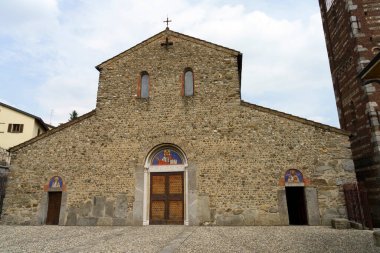 Agliate, Monza e Brianza, Lombardy, İtalya: Aziz Peter ve Paul 'un ortaçağ kilisesi. Ön cephe