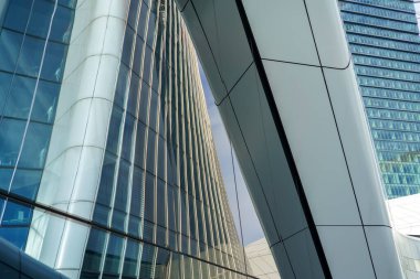 Milan, Lombardiya, İtalya: Şehir yaşamındaki modern Hadid ve Libeskind binaları