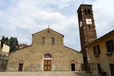 Agliate, Monza e Brianza, Lombardy, İtalya: Aziz Peter ve Paul 'un ortaçağ kilisesi. Ön cephe