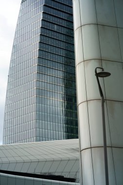 Milan, Lombardiya, İtalya: Şehir yaşamındaki modern Hadid ve Libeskind binaları