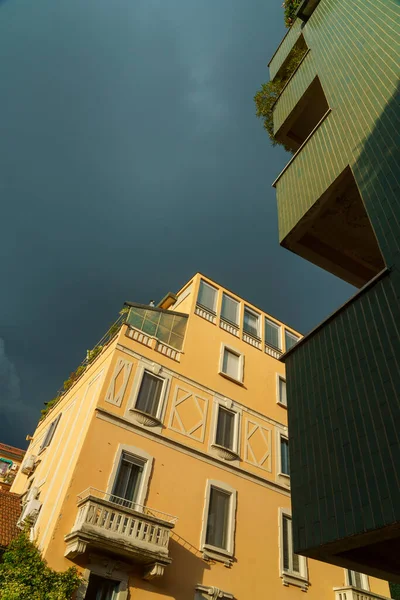 ミラノ ロンバルディア州 イタリア ピエーロ デッラ フランチェスカ通り沿いの古い典型的な住宅 嵐が来る — ストック写真