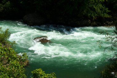 Paderno, Lecco, Lombardy, İtalya yakınlarındaki Adda nehrinin bisiklet yolu.
