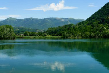 Arlate, Lecco, Lombardy, İtalya yakınlarındaki Adda nehrinin bisiklet yolu