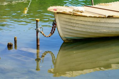 Adda Nehri Imbersago, Lecco, Lombardy, İtalya Limanında bir tekne ve yansımaları