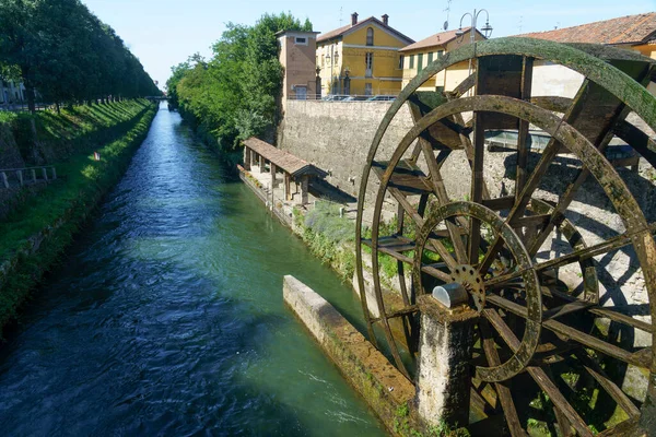 格罗佩罗 意大利语 Milan Lombardy Italy 位于Martesana运河上的一个木制大轮子 叫做鲁顿 Rudun 是一座古老的桥 — 图库照片