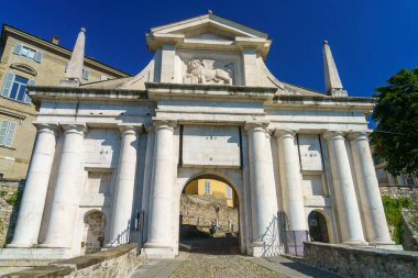 Bergamo, Lombardy, İtalya: Sant Alessandro aracılığıyla şehrin yüksek ve tarihi kesiminde bilinen eski cadde ve Porta San Giacomo