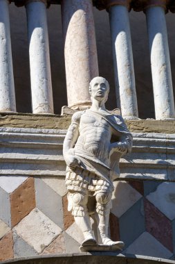 Bergamo, Lombardy, İtalya: Cappella Colleoni cephesi, katedraldeki ortaçağ anıtı (Duomo). Ayrıntılar