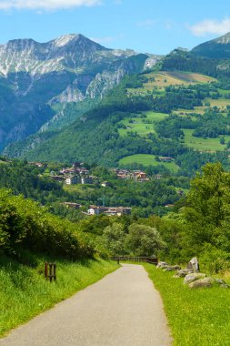Val Seriana, Lombardy, İtalya 'nın Ponte Nossa kentinin bisiklet yolu boyunca uzanan ciddi bir nehir.