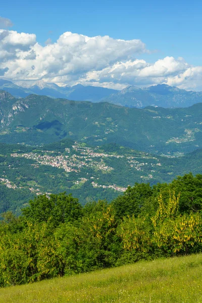 Valcava Pass Lecco Lombardia Itália Paisagem Montanhosa Primavera Vista Vale — Fotografia de Stock