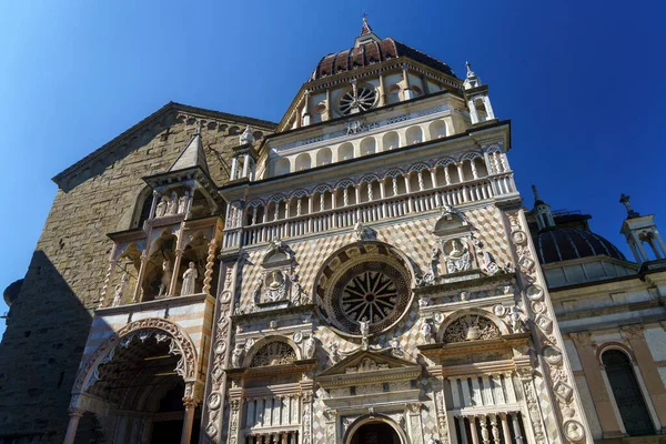 イタリア ロンバルディア州ベルガモ カッペッラ コロニのファサード 大聖堂の中世の記念碑 ドゥオーモ — ストック写真