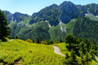 Yazın Vivione geçidi boyunca uzanan dağ manzarası, Bergamo, Lombardy, İtalya