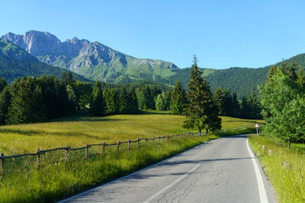 Paisagem Montanhosa Verão Longo Estrada Para Presolana Bergamo Lombardia Itália — Fotografia de Stock