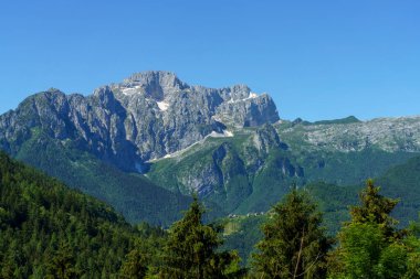 Yazın Vivione geçidi boyunca uzanan dağ manzarası, Bergamo, Lombardy, İtalya