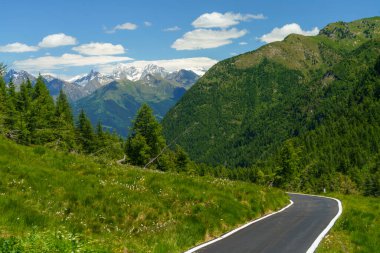 Yazın Vivione geçidi boyunca uzanan dağ manzarası, Bergamo, Lombardy, İtalya