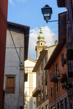 Breno, Brescia, Lombardy, İtalya: Oglio Vadisi 'ndeki tarihi kasaba. Tipik sokak.