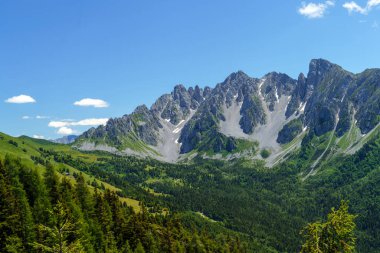Yazın Vivione geçidi boyunca uzanan dağ manzarası, Bergamo, Lombardy, İtalya