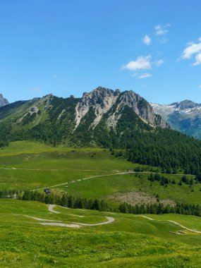 Yaz mevsiminde İtalya 'nın Lombardiya bölgesindeki Brescia eyaletinde Crocedomini geçidi boyunca uzanan dağ manzarası..