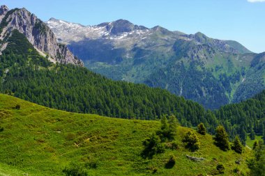 Yaz mevsiminde İtalya 'nın Lombardiya bölgesindeki Brescia eyaletinde Crocedomini geçidi boyunca uzanan dağ manzarası..