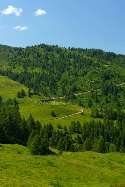 Bergslandskap Längs Vägen Till Crocedomini Pass Bresciaprovinsen Lombardiet Italien Sommaren — Stockfoto