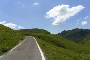 Yaz mevsiminde İtalya 'nın Lombardiya bölgesindeki Brescia eyaletinde Crocedomini geçidi boyunca uzanan dağ manzarası..