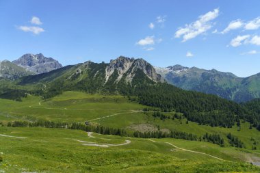 Yaz mevsiminde İtalya 'nın Lombardiya bölgesindeki Brescia eyaletinde Crocedomini geçidi boyunca uzanan dağ manzarası..