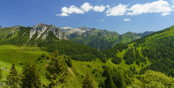 クロセドミニ峠への道に沿って山の風景 ブレシア州 ロンバルディア州 イタリア — ストック写真