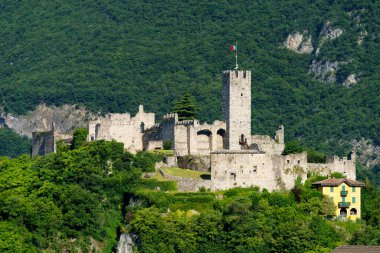 Breno, Brescia, Lombardy, İtalya manzarası, yazın Crocedomini geçidine giden yol. Dağ manzarası.