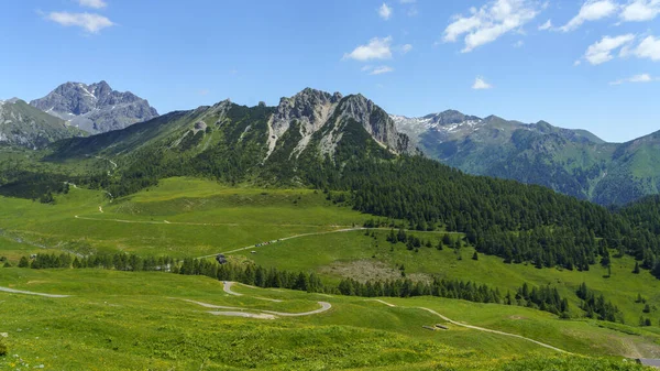 夏季意大利伦巴第Brescia省通往Crocedomini的道路上的山区景观 — 图库照片