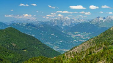 Yaz mevsiminde İtalya 'nın Lombardiya bölgesindeki Brescia eyaletinde Crocedomini geçidi boyunca uzanan dağ manzarası..